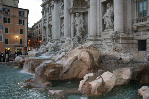 Roma - Fontana di Trevi al tramonto