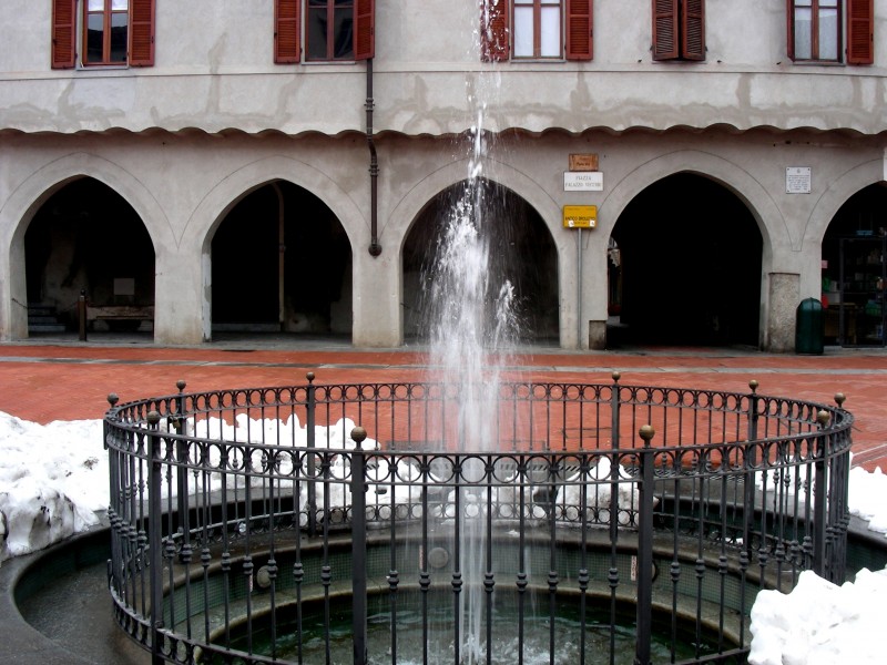 ''Fontana con l’ultima neve in Piazza Palazzo Vecchio a Vercelli'' - Vercelli