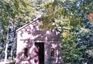 la chiesa di montagna nel lago Santo
