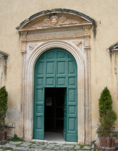 Barisciano - L'elegante portale del santuario della Madonna di Valverde