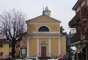La chiesa sulla piazza di Castagneto Po