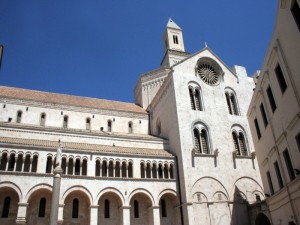 cattedrale di Bari con campanile,transetto,esaforato e cupola vista dal cortile dell’arcivescovado