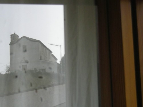 Castellino del Biferno - Cappella delle Grazie riflessa nella finestra