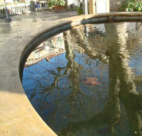Dolceacqua - La fontana nella piazza che riflette il Borgo e il Castello Doria