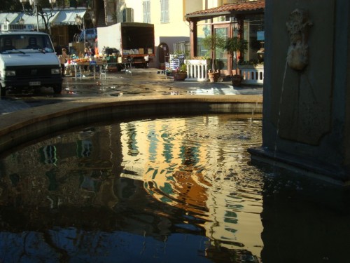 Dolceacqua - La fontana nella piazza che riflette il Borgo e il Castello Doria