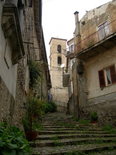 Norma - Il campanile in cima alla scalinata