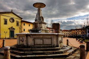 In piazza Vittorio Emanuele …..che bella fontana …con chiesa di S. MAria assunta