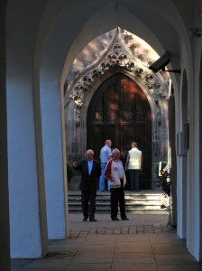 La chiesa in fondo ai portici