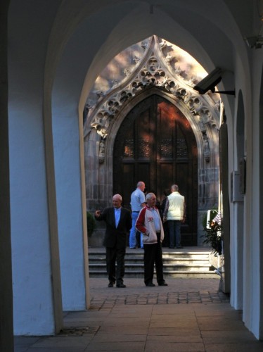 Merano - La chiesa in fondo ai portici
