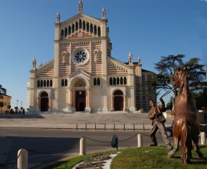 Lonigo, Duomo e monumento alla fiera dei cavalli