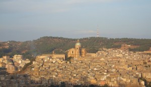 Duomo di Piazza Armerina (en) fotografato dalla contrada Piano Marino