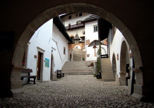 Sanzeno - Sanzeno, Santuario di San Romedio, il chiostro