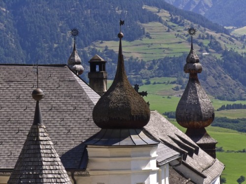 Malles Venosta - guglie e campanili del monastero Malles Venosta - guglie e campanili del monastero