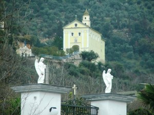 Inquadrata dagli angeli del cimitero