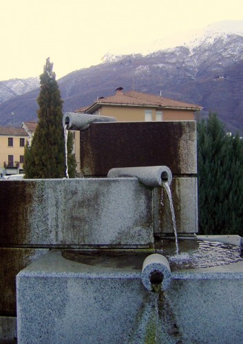 Gravellona Toce - gioco di tubi in questa fontana nella piazza della chiesa