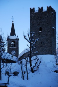 Il campanile di San Nicola e la torre nella neve