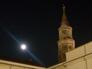 La luna e i campanile