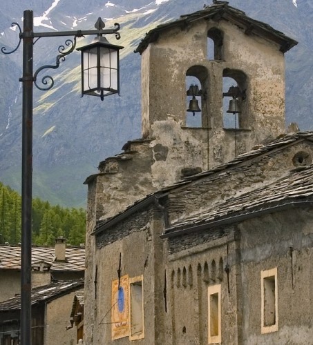 Pontechianale - Sant'Antonio, il lampione e la meridiana