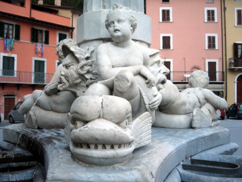 Seravezza - i Putti stanno a guardare! Seravezza - i Putti stanno a guardare!