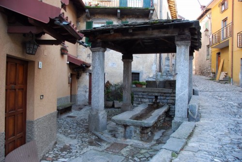 Faggeto Lario - Fontana- lavatovio Loc.Molina fraz. di Faggeto Lario