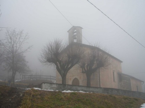 Vendrogno - Chiesa di San Sebastiano con la nebbia Vendrogno - Chiesa di San Sebastiano con la nebbia