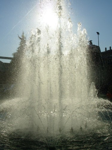 Milano - visione del getto della fontana a Quarto Oggiaro Milano - visione del getto della fontana a Quarto Oggiaro