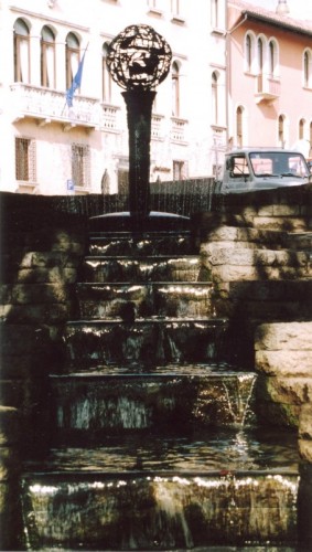 Treviso - IL MONDO E' ROSA IL MONDO E' NERO Treviso - IL MONDO E' ROSA IL MONDO E' NERO