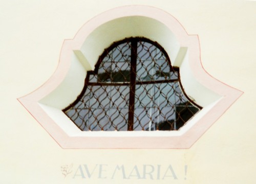 Valdaora - stessa chiesetta a Salmonbad, vista della finestra Valdaora - stessa chiesetta a Salmonbad, vista della finestra