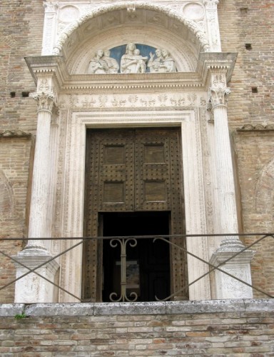 Urbino - entrata della cattedrale di urbino