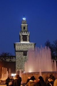 piazza castello illuminato con fontana milano