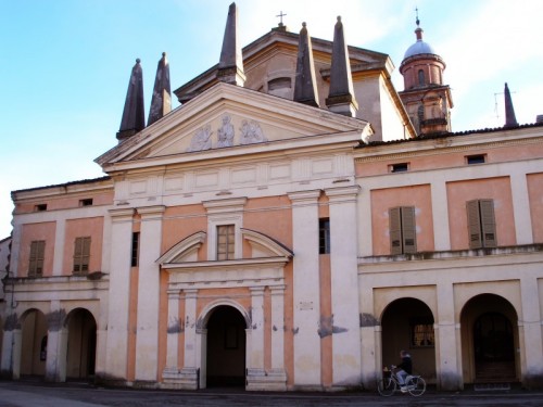 Gualtieri - La chiesa della piazza