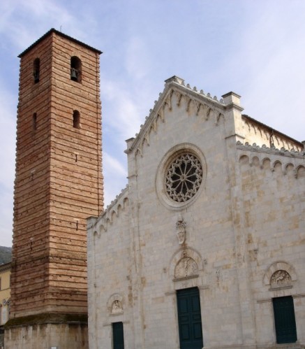 Pietrasanta - Primo piano il Duomo