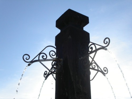 Pragelato - fontana in controluce
