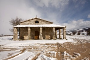 Chiesa di Plestia con la neve