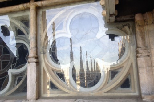 Milano - il duomo riflesso in una vetrata Milano - il duomo riflesso in una vetrata