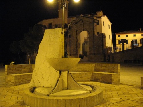 Morro d'Alba - La fontana di Enzo Cucchi