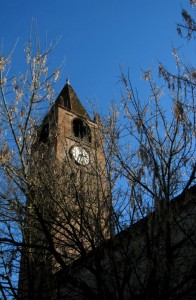 Dietro: il campanile di Tabellano