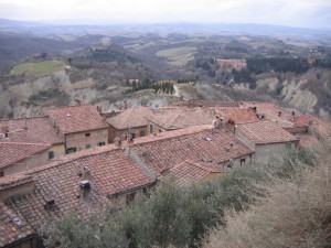 tetti con abbazia e cipressi