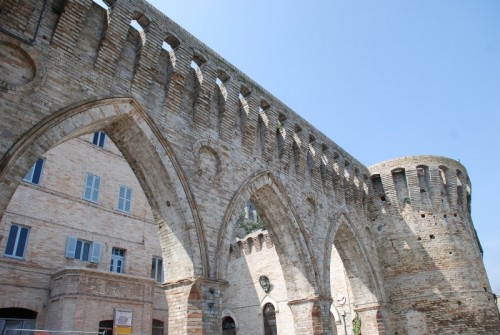 Petritoli - porta a 3 archi + torre cilindrica Petritoli - porta a 3 archi + torre cilindrica