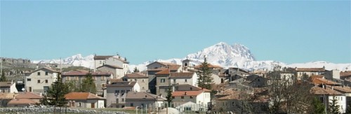 Rocca di Mezzo - Panorama di Terranera con lo sfondo del Gran Sasso.