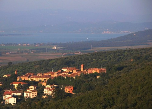 Paciano - Panorama di Paciano con il Lago Trasimeno