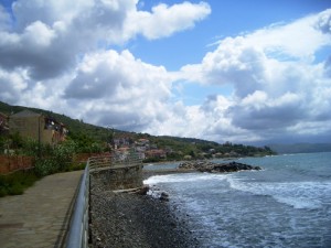 La passeggiata a mare alla frazione Pioppi