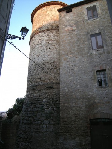 Attigliano - Torre di Fortificazione tra le Case di Attigliano