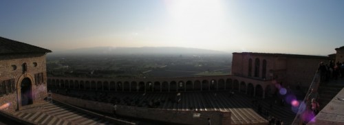 Assisi - Panoramica da Piazza Inferiore S. Fra. D'Assisi -  nello sfondo Santa Maria degli Angeli