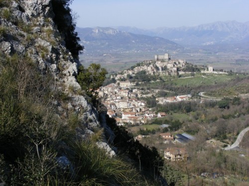 Vairano Patenora - Panorama del borgo visto dalla "roccia del corvo" Vairano Patenora - Panorama del borgo visto dalla "roccia del corvo"