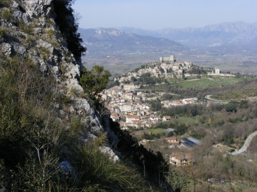 Vairano Patenora - Panorama del borgo visto dalla "roccia del corvo"