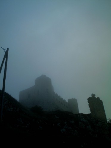 Calascio - Rocca calascio...spettacolo tra la nebbia