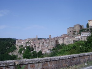 panorama del piccolo comune di Sorano