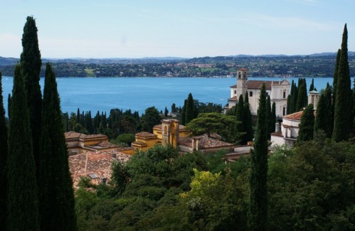 Gardone Riviera - Il Vittoriale e la Chiesa di San Nicola Gardone Riviera - Il Vittoriale e la Chiesa di San Nicola