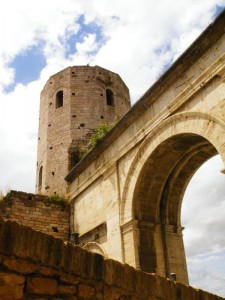 Spello. Porta venere e torri di Properzio